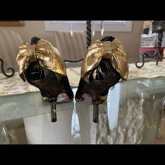 Black and gold designer shoes. - Picture 3 of 5